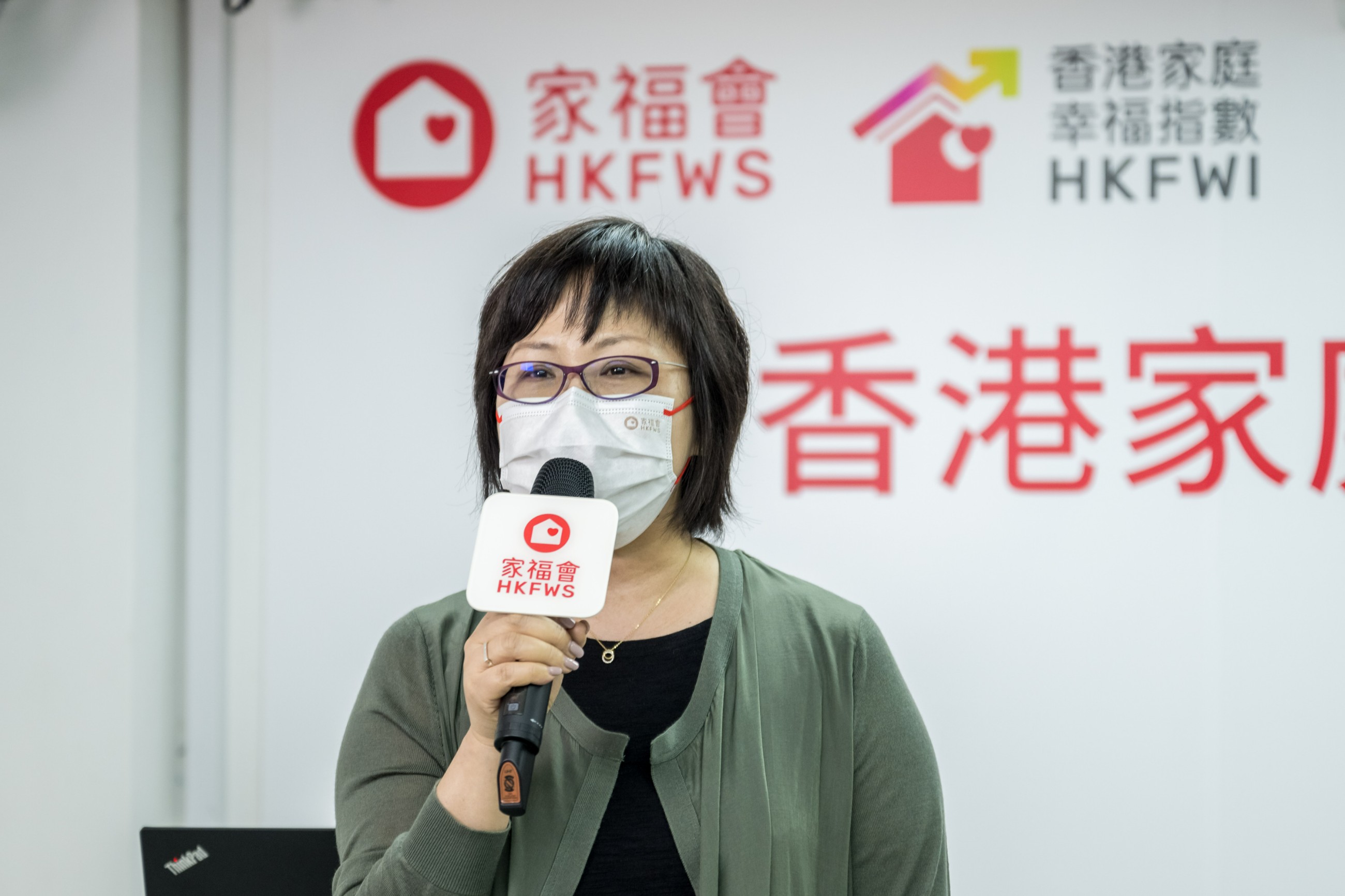 家福會總幹事葉潤雲女士介紹「香港家庭幸福指數」。